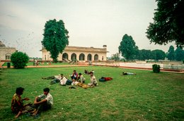 Arbres;-Arcades;-Bassin;-Delhi;-Fort-rouge;-Hommes;-Inde;-Kaleidos;-Kaleidos-images;-La-parole-à-limage;-Lal-Qila;-Marbre-blanc;-Moghols;-Oiseaux;-Patrimoine-de-lHumanité;-Pavillon;-Pelouse;-Repos;-Shah-Jahan;-Shahjahanabad;-Stories-Pictures;-Tarek-Charara;-UNESCO;-Vieux-Delhi